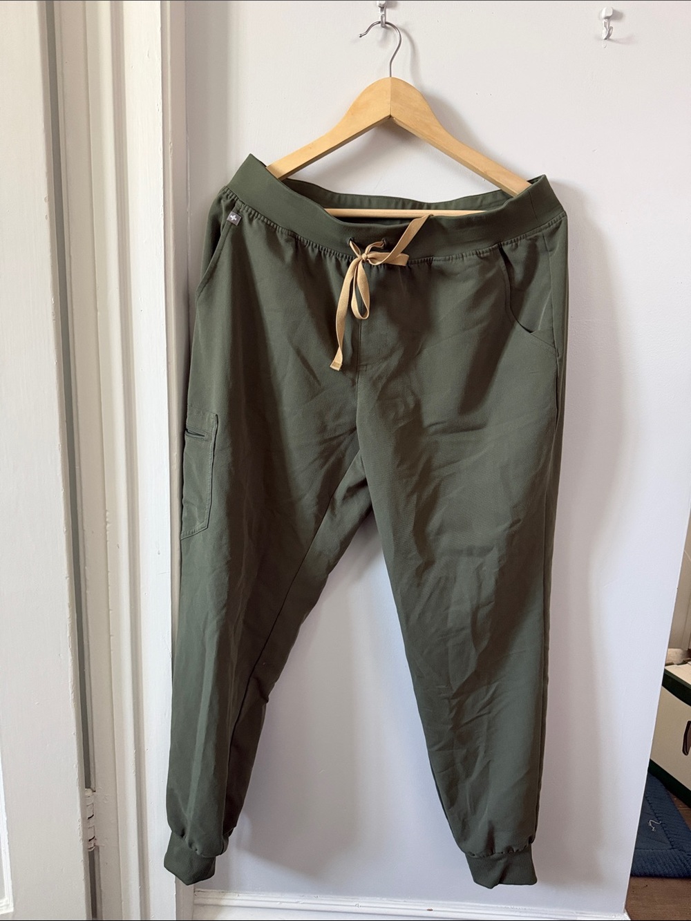Figs scrub Olive Green Jogger Pants with Tan Drawstring size L - Picture 1 of 8